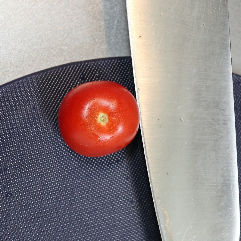 プチトマトを半分に切る
